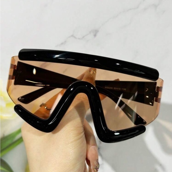 Quiet Luxury Boutique Accessories - ✨NEW Stylish Black and Brown Sunglasses